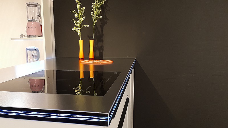 La plaque de cuisson fait partie du plan de travail, plus aucun rebord, on peut directement travailler dessus.