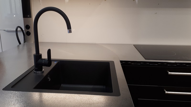 La cuve à fleur de plan est parfaitement intégrée au plan de travail inox cuir pour un nettoyage facile.