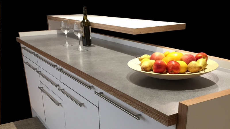Plan de travail dessus inox cuir très résistant et chant en bois. Moderne, design, style épuré.