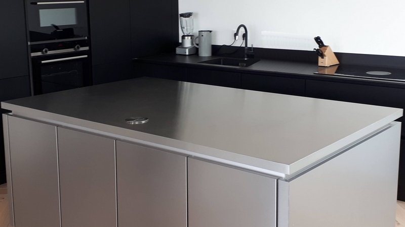Ce plan de travail est avec le dessus en inox brossé et ses chants sont plaqués en inox brossé.
