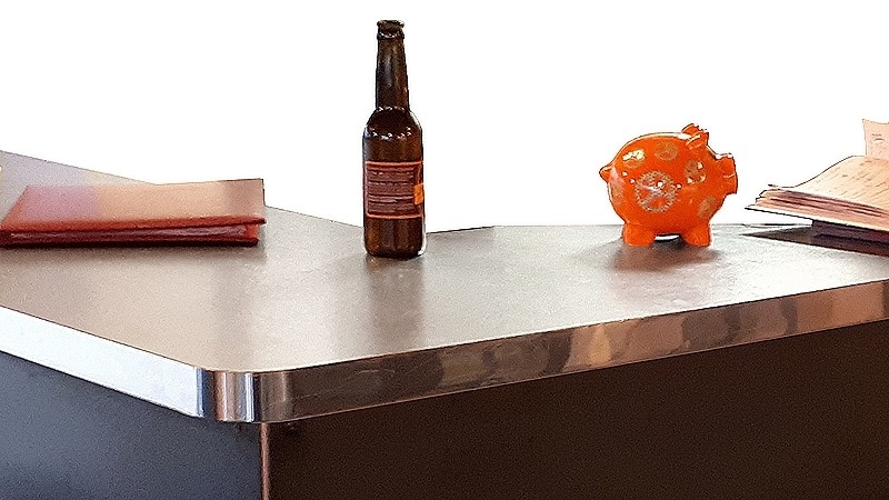 Plan de bar d'un restaurant avec le dessus cuir et le chant en miroir.