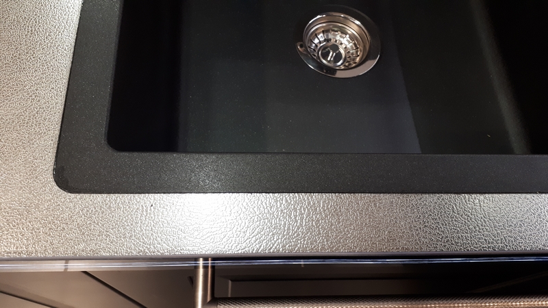 L'intégration sur un plan inox (ici finition cuir) est parfaite, la pose est facile et le joint est invisible.