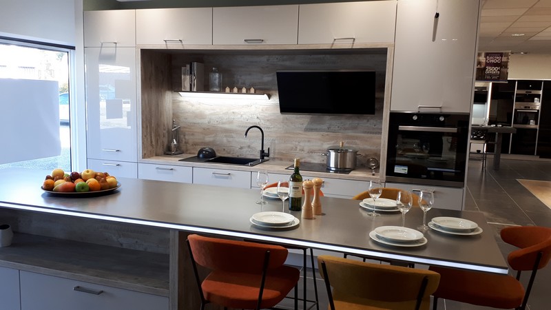 Plan de travail en inox ilot central avec chants lumineux.