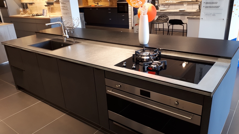 Gain de place à gauche ou droite de la cuve et sur ma moitié de la plaque de cuisson mixte gaz induction SMEG.