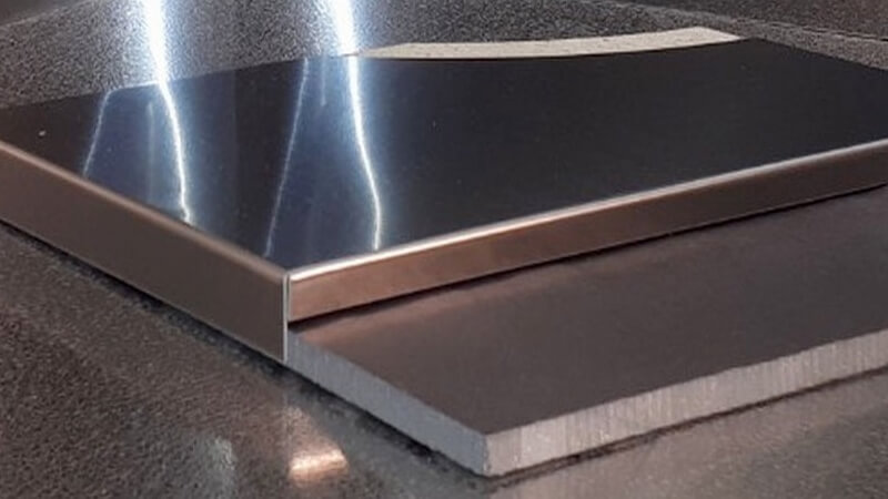 Avec l'inox, vous pouvez encapsuler un ancien carrelage.
