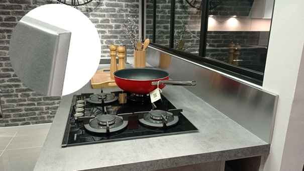 Finition parfaite de l’angle de nos crédences inox par simple pliage.